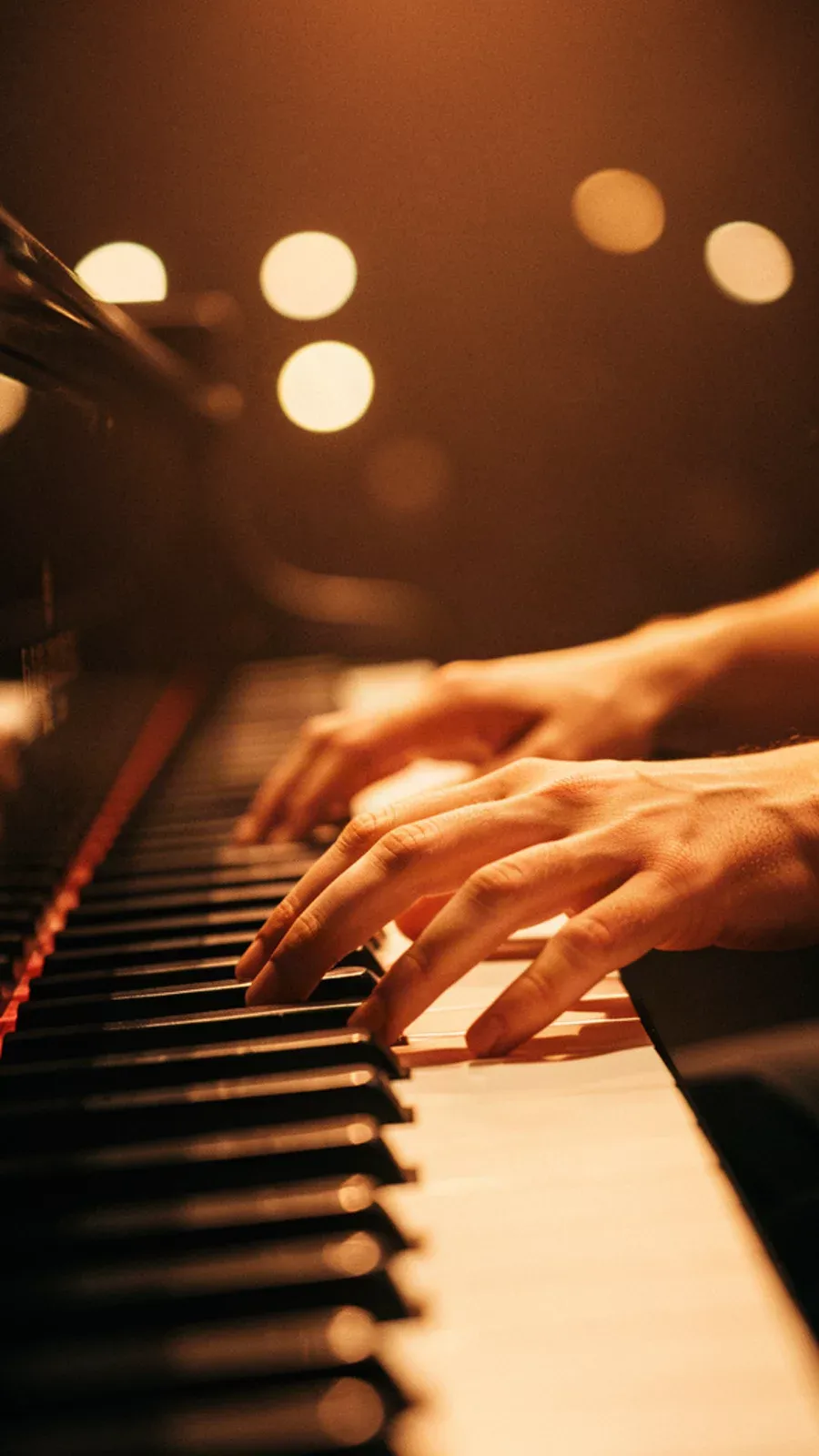 Les mains d’un pianiste sur le clavier